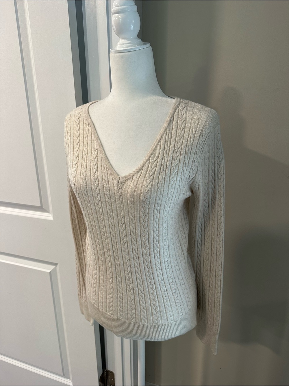 41 Hawthorn Cream Cable Cable-Stitch V-Neck Sweater